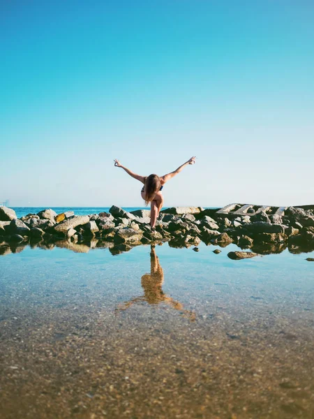 Fiatal kaukázusi nő fürdőruha gyakorló jóga a tengervíz, a tóra vagy a folyóra. Szép elmélkedés. Komplex ászanák, egyensúly. Fitness, sport, jóga és egészséges életmód fogalma. — Stock Fotó