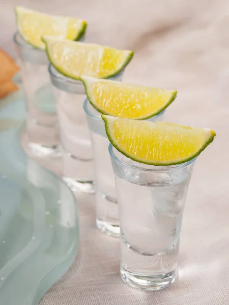 Cóctel. Vodka, ginebra, tequila con lima —  Fotos de Stock