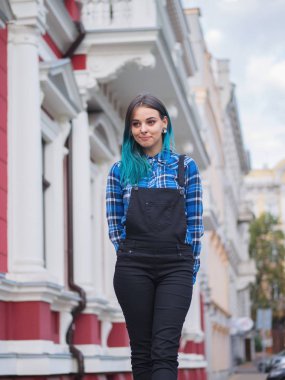 Mavi boyalı saçlı hippi kız. Burun, kulaklar tüneller ve eğleniyor, sıradışı saç modeli piercing ile kadın Avrupa şehirde poz. Kaygısız kavramı.