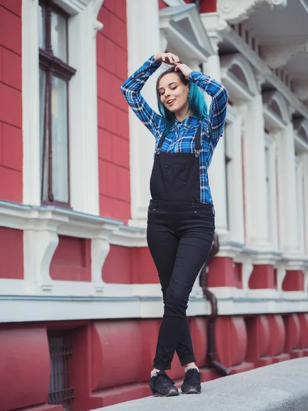 Mavi boyalı saçlı hippi kız. Burun, kulaklar tüneller ve eğleniyor, sıradışı saç modeli piercing ile kadın Avrupa şehirde poz. Kaygısız kavramı.