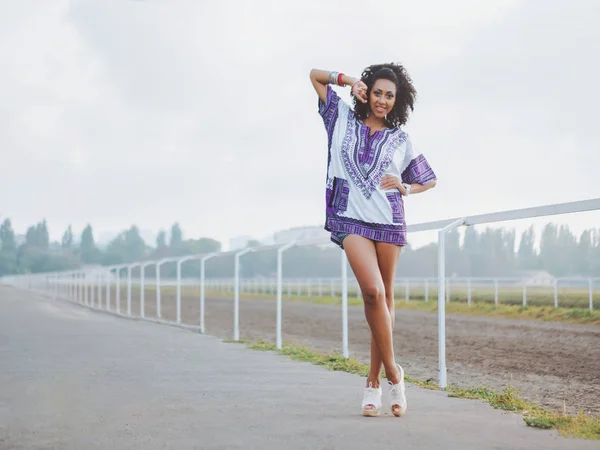 Mutlu güzel Afro-Amerikan kadın açık. Renkli giysili genç karışık yarış kaygısız kız gün hoşlanır. Siyah Bayan yaz model olarak poz — Stok fotoğraf