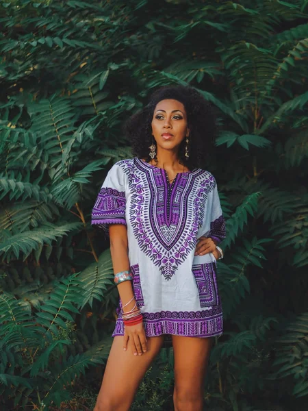 Afro-amerikai nő szabadtéri. Multi etnikai lány visel, pózol, színes ruhák, élvezi a természet. Zöld trópusi háttér — Stock Fotó