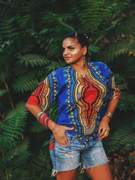 Afroamerikanerin im Freien. Multi-ethnische Mädchen tragen bunte Kleidung posiert, genießt die Natur. grüner tropischer Hintergrund — Stockfoto