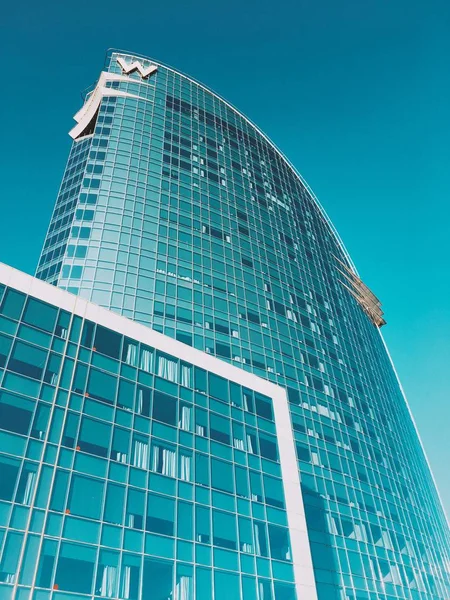 Barcelona, Španělsko - říjen 2017 - navrhl architekt Ricardo Bofill, moderní mrakodrap W Hotel, přezdívaný plachta Hotel hotel Vela se nachází ve čtvrti Barceloneta. — Stock fotografie