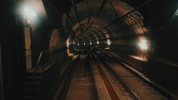 Geriye doğru geriye dönük tren hareket--dan görüldüğü gibi Metro'ya görünümünü. Hızlı metro tren modern şehir tünelde sürme. Yeraltı tren güzergâhı takip Barselona — Stok fotoğraf