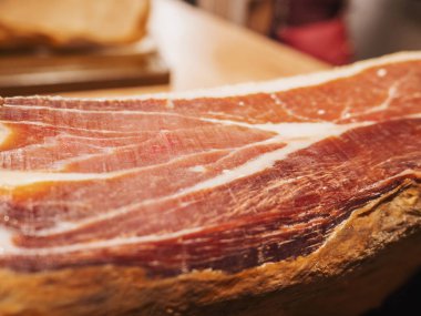 Jamon serrano. Geleneksel İspanyolca jambon piyasada kapatın. Domuz bacak jambon masada. Restoran İç et. Bütün jamon stand. Seçici odak. Gurme ham. Sığ Dof. Kopya alanı.