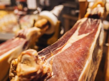 Jamon serrano. Geleneksel İspanyolca jambon piyasada kapatın. Domuz bacak jambon masada. Restoran İç et. Bütün jamon stand. Seçici odak. Gurme ham. Sığ Dof. Kopya alanı.