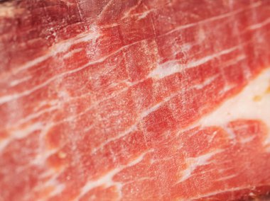 Jamon serrano. Geleneksel İspanyolca jambon piyasada kapatın. Domuz bacak jambon masada. Restoran İç et. Bütün jamon stand. Seçici odak. Gurme ham. Sığ Dof. Kopya alanı.