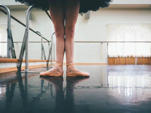 Μπαλαρίνα σε μπαλέτου pointe τεντώνει την μπάρα στο γυμναστήριο. Γυναίκα εξάσκηση στο στούντιο χορού. Εργασία από νεαρό κορίτσι. — Φωτογραφία Αρχείου