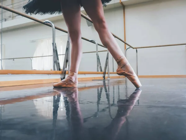 Bailarina em ballet pointe estende-se no barre no ginásio. Mulher a praticar no estúdio de dança. Trabalho a partir de menina . — Fotografia de Stock