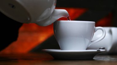 Kadın beyaz su ısıtıcısı çay Kupası kafede dökme