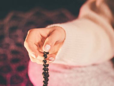 Kadın, aydınlatılmış el yakın, Malas, değerli taşlar ipliklerini sayar sayım mantra meditasyon sırasında tutmak için kullanılan boncuklar.
