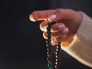 Kadın, aydınlatılmış el yakın, Malas, değerli taşlar ipliklerini sayar sayım mantra meditasyon sırasında tutmak için kullanılan boncuklar.