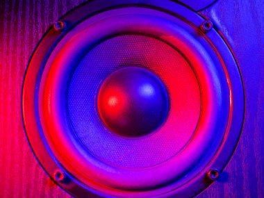 Hoparlör woofer ve tweeter ayrıntılarını yakın sürücü. Renkli menekşe mavi led ışık.