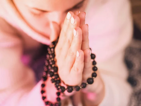 Koncentrált nő imádkozik visel rózsafüzért. Namaszté. Közelebb a kezekkel. — Stock Fotó