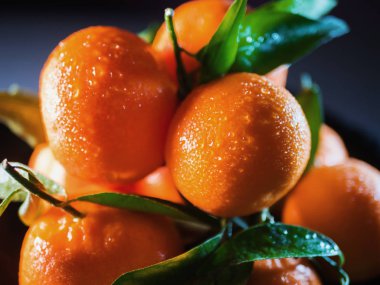 Taze sulu mandalina masaya aldım. Noel ve yeni yıl sembolü