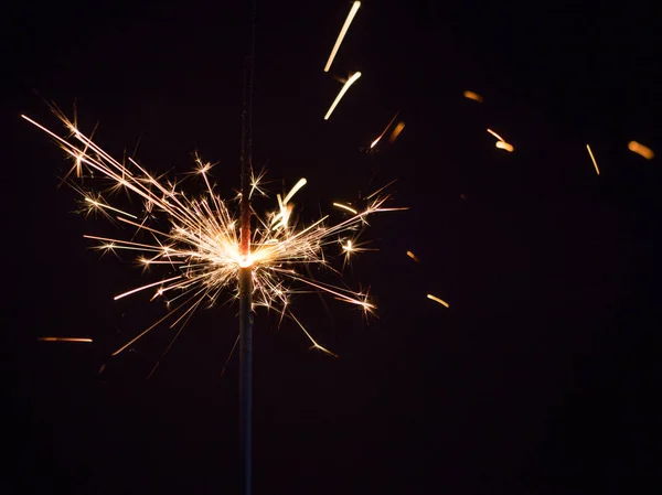 Festa de ano novo sparkler em fundo preto.Fogo de bengala — Fotografia de Stock