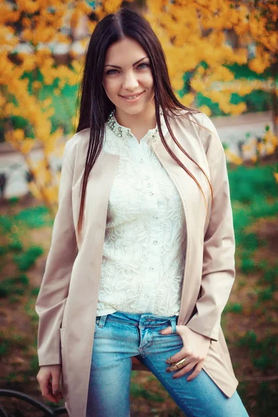 Retrato ao ar livre de jovem bela menina da moda com cabelos longos posando no parque. Senhora vestindo roupas elegantes de outono. Tonificado . — Fotografia de Stock