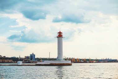 Odessa, Ukrayna'nın Körfez vorontsov deniz feneri. Deniz manzarası, yatay güzel güneşli bir gün. Mavi su ve işaret, pharos, seamark ile muhteşem şehir panoraması.
