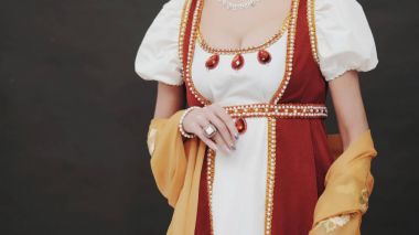 Eski tarihi 18. yüzyıl Kraliyet elbise Studio siyah arka plan üzerinde duran güzel kadın. Marie Antoinette görünümünü topa. Kostüm, hazine mücevher ayrıntıları.
