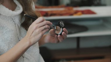 Sanatçı makyaj salonu modelinde için yapıyor. Bir fırça ile uygulanan, Tonal Vakfı ve toz kamuflaj cilt kadındır. Kız Fırça Palet dunks.