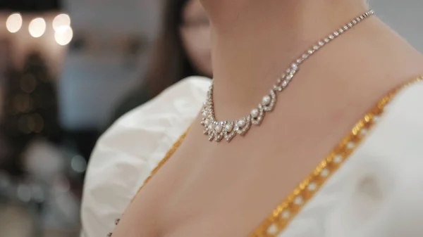 Collar de joyas collar colgante de diamantes. Mujer demuestra hermosos accesorios de lujo en su cuello. Mirada histórica, siglo XVIII . —  Fotos de Stock