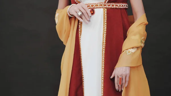 Bella donna in piedi in antico abito reale del XVIII secolo su sfondo nero in studio. Guarda Maria Antonietta sulla palla. Dettagli del costume, gioielli del tesoro . — Foto Stock