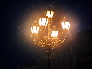 Düşen kar ile gece kış sokak lambası. Fener akşam Park. Noel için güzel kar yağışı. Büyülü şehirde düşen kar taneleri. Noel ve yeni yıl.