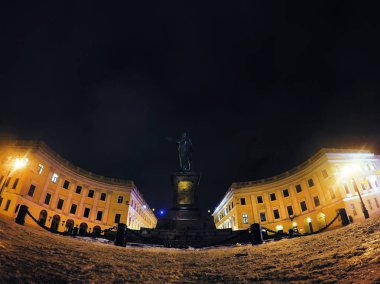 Ukrayna Odessa Merkezi Duke de Richelieu Anıtı. Kış gecesi kar ile. Hiçbir insan.