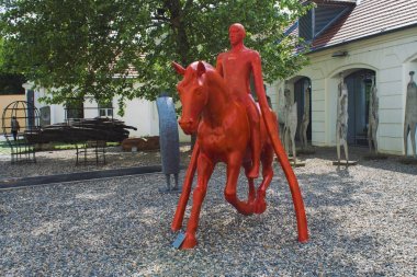 Prague, Çek Cumhuriyeti, 2 Eylül, 2017. Heykel kırmızı süvari ve Kampa Museum of Modern Art, kırmızı at.
