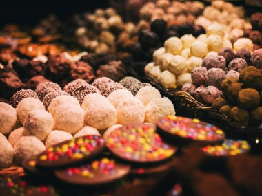 Güzel fıstık, jöle fasulye ve şekerler gibi atıştırmalıklar Barselona pazarında satılır.