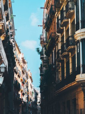 Barcelona, İspanya eski binaların tipik sokak cephe detay.