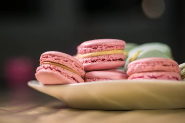 Macarons - beze çerezleri ganache veya buttercream dolgu ile Fransız. Renkli macaroons, yatay görünüm