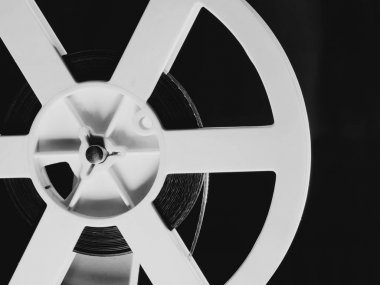 Eski 8 mm film projektör gecenin içinde oynamaya. Bir makara ile bir film Close-Up.