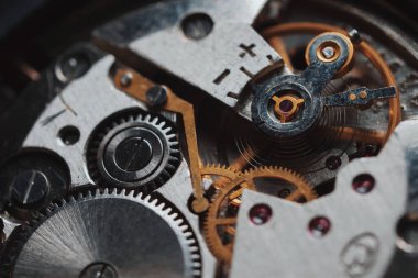 saat, Gears'ı açın. Eski vintage saat mekanizması çalışma, closeup ile yumuşak odak vurdu. Antika cep saati, makro mekanizması zaman hızlı.