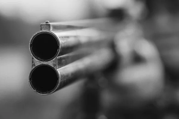 Nahaufnahme eines Jagdgewehrs mit doppeltem Lauf. schwarz-weiß — Stockfoto