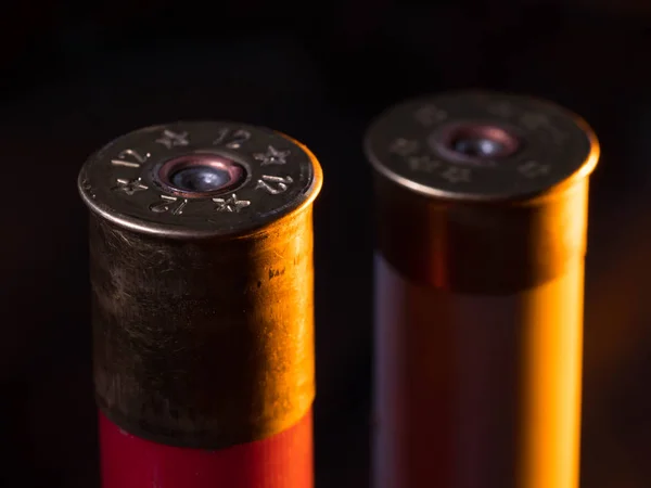 Close-up de imagens, pilhas de balas de rifle no fundo preto — Fotografia de Stock