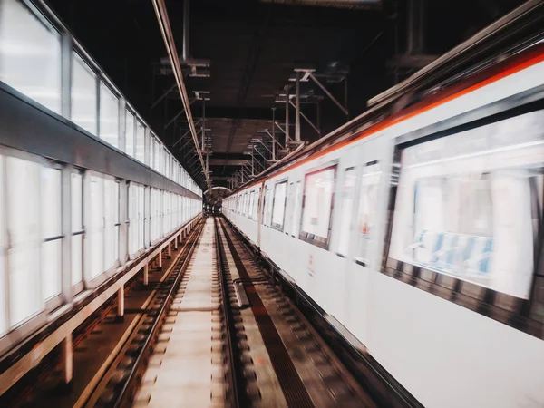 Blick auf den U-Bahn-Tunnel von vorne auf den fahrenden Zug. Die schnelle U-Bahn nimmt im Tunnel der modernen Stadt Fahrt auf. Metrostation. — Stockfoto