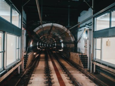 Metro'ya hareket eden bir trenin ön görünümü. Hızlı metro tren tünel modern şehir içinde hız kazanıyor. Yeraltı tren güzergâhı takip Barselona.