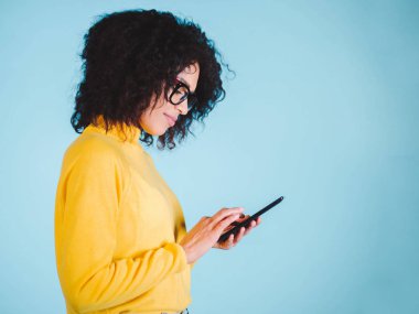 Eğitim, okul, insanlar ve öğrenme kavramı - Afrika öğrenci kız tablet pc bilgisayar ile mavi arka plan üzerinde gülümseyen. e-kitap okumak için kullanan kadın.