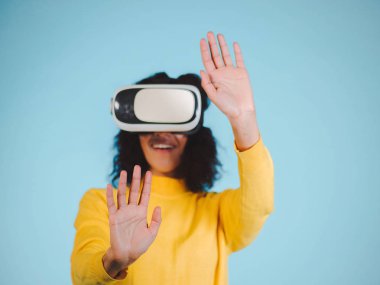 teknoloji, artar gerçeklik, eğlence ve insanlar kavramı - sanal kulaklık veya 3d gözlük olan mutlu Afrika kadın
