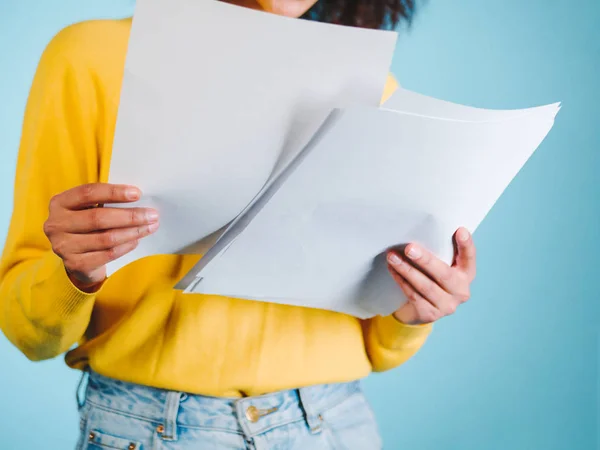 Vzdělávání a obchodní koncept - mezinárodní student studuje na vysoké škole. Nebo moderní africká americká podnikatelka s afro účesem čtení dokumentů na modrém pozadí ve studiu. — Stock fotografie