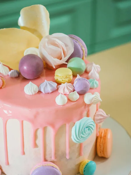 Pastel de mousse cubierto con terciopelo de chocolate rosa y esmalte de espejo, decorado con merengues, macarrones y rosas — Foto de Stock