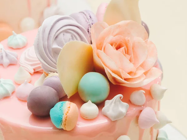 Modern fransk mousse tårta med rosa spegel glasyr dekorerad med macarons, rosor och merengues. Bild för en meny eller Konfektyr katalog. — Stockfoto