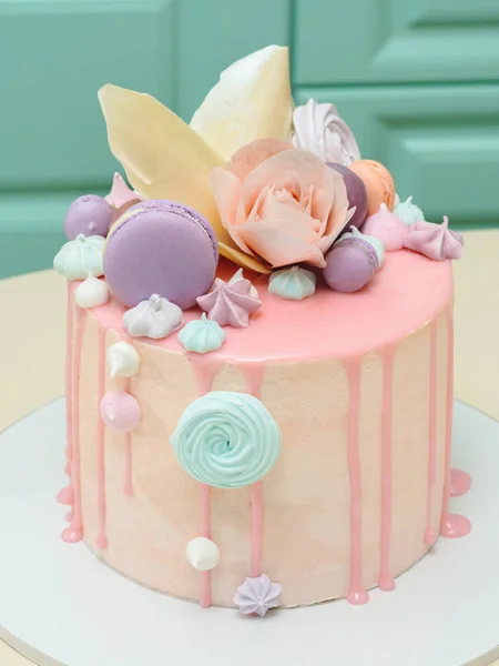 Bolo de mousse francês moderno com esmalte de espelho rosa decorado com macarons, rosas e merengues. Imagem para um menu ou um catálogo de confeitaria . — Fotografia de Stock