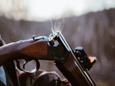 Mermi ve siyah arka plan üzerinde atış. Madde işaretleri avcı tüfeği ile yüklü.
