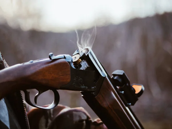 Ружье стреляет и стреляет на черном фоне. Заряженный пулями охотничья винтовка . — стоковое фото