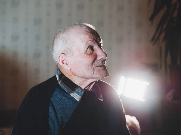 Retrato de un hombre muy viejo. Abuelo. Anciano, anciano, soledad, mayor con un pequeño número de dientes. Rostro del hombre sentado solo . — Foto de Stock