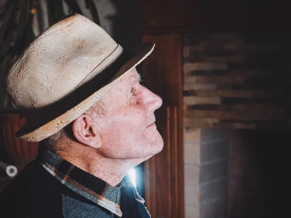 Un hombre muy viejo con retrato de sombrero. Abuelo. Anciano, anciano, soledad, mayor con un pequeño número de dientes. Rostro del hombre sentado solo . — Foto de Stock