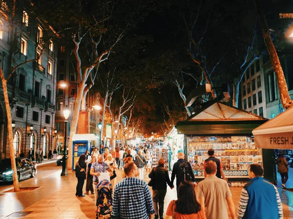 BARCELONA, ESPANHA - 7 de outubro de 2017: Rua La Rambla lotada no coração de Barcelona, Espanha — Fotografia de Stock